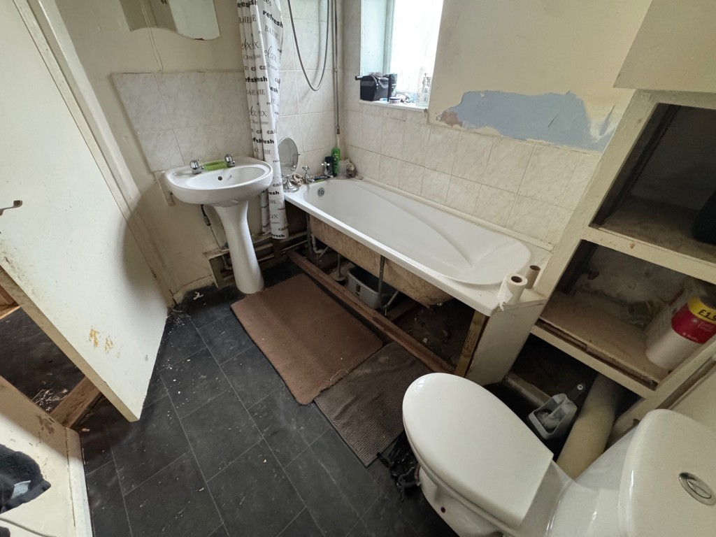 Lot: 131 - FREEHOLD INVESTMENT OF TWO FLATS - Ground floor flat - bathroom